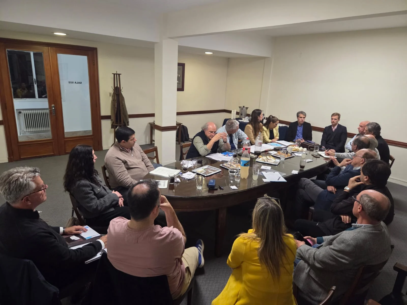 Representantes de instituciones deportivas y sociales durante una reunión de trabajo de CIDU