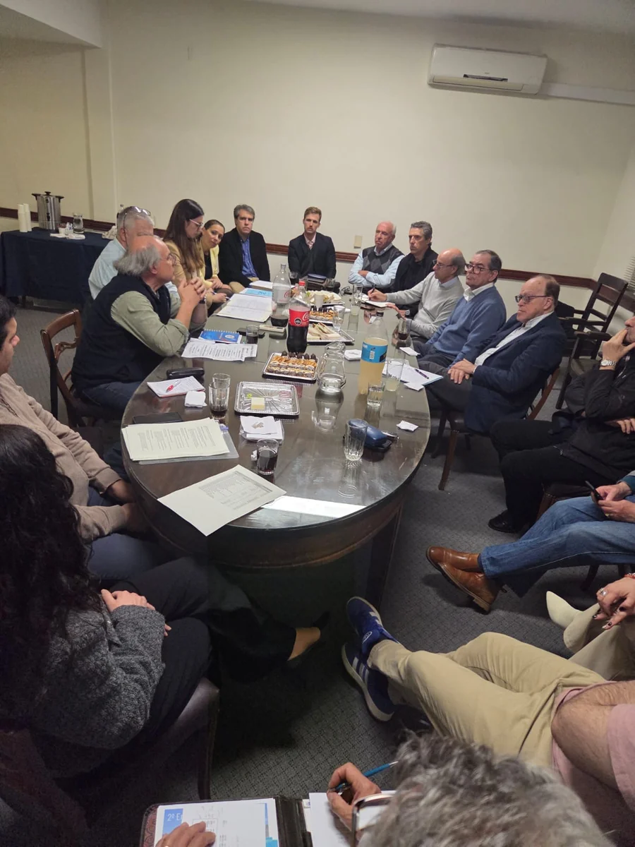 Representantes de instituciones deportivas y sociales durante una reunión de Consejos de Salarios de CIDU
